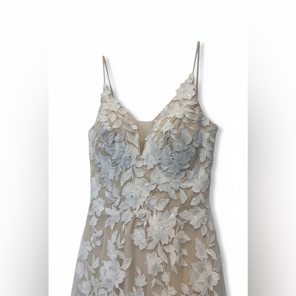 Wedding dress New without Tags No brand
Lace with sheath V-neck. Gorgeous! - Picture 4 of 10
